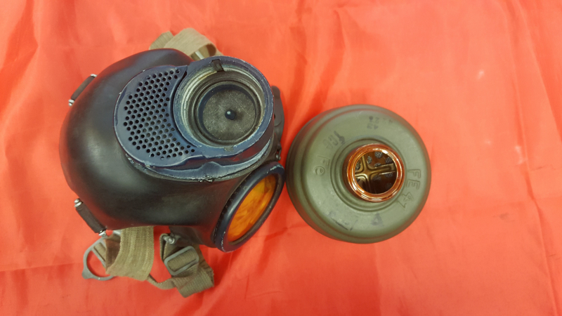 個人装備 ww2 Deutsche Gasmaske Old New WW2 German Gas Mask Late War Fiberglass — The Daring One's